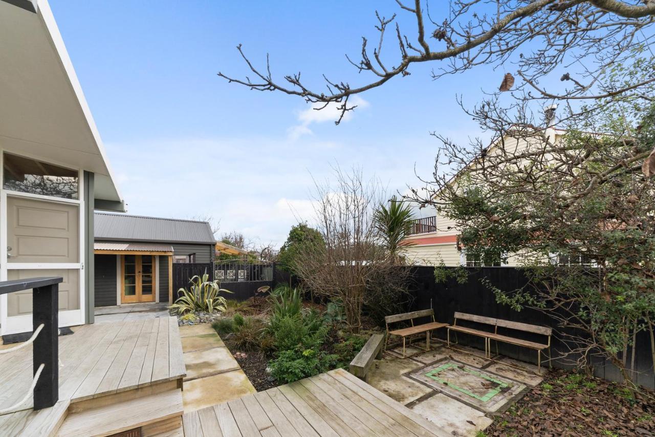 The Walnut Tree House - Martinborough Holiday Home 外观 照片