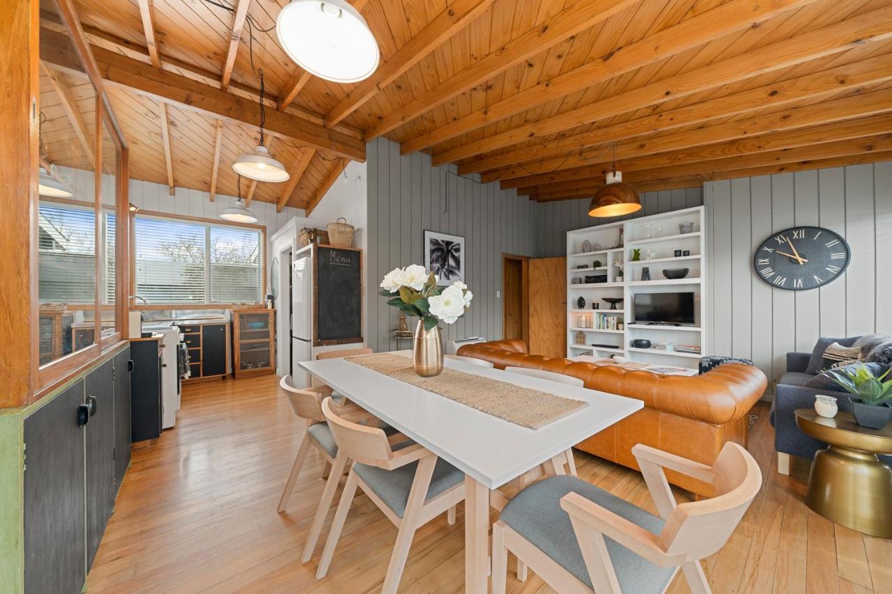 The Walnut Tree House - Martinborough Holiday Home 外观 照片