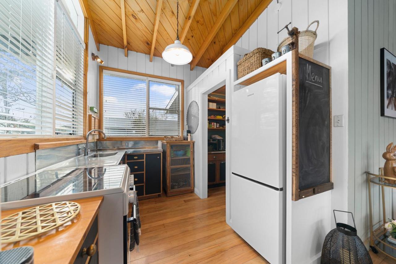 The Walnut Tree House - Martinborough Holiday Home 外观 照片